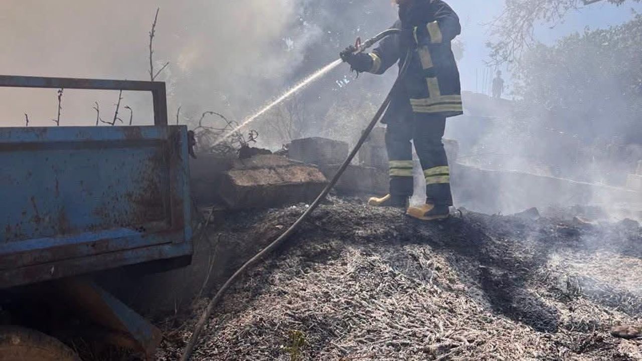 Altınözü'nde bahçede çıkan yangın römorka sıçradı, itfaiye müdahale etti