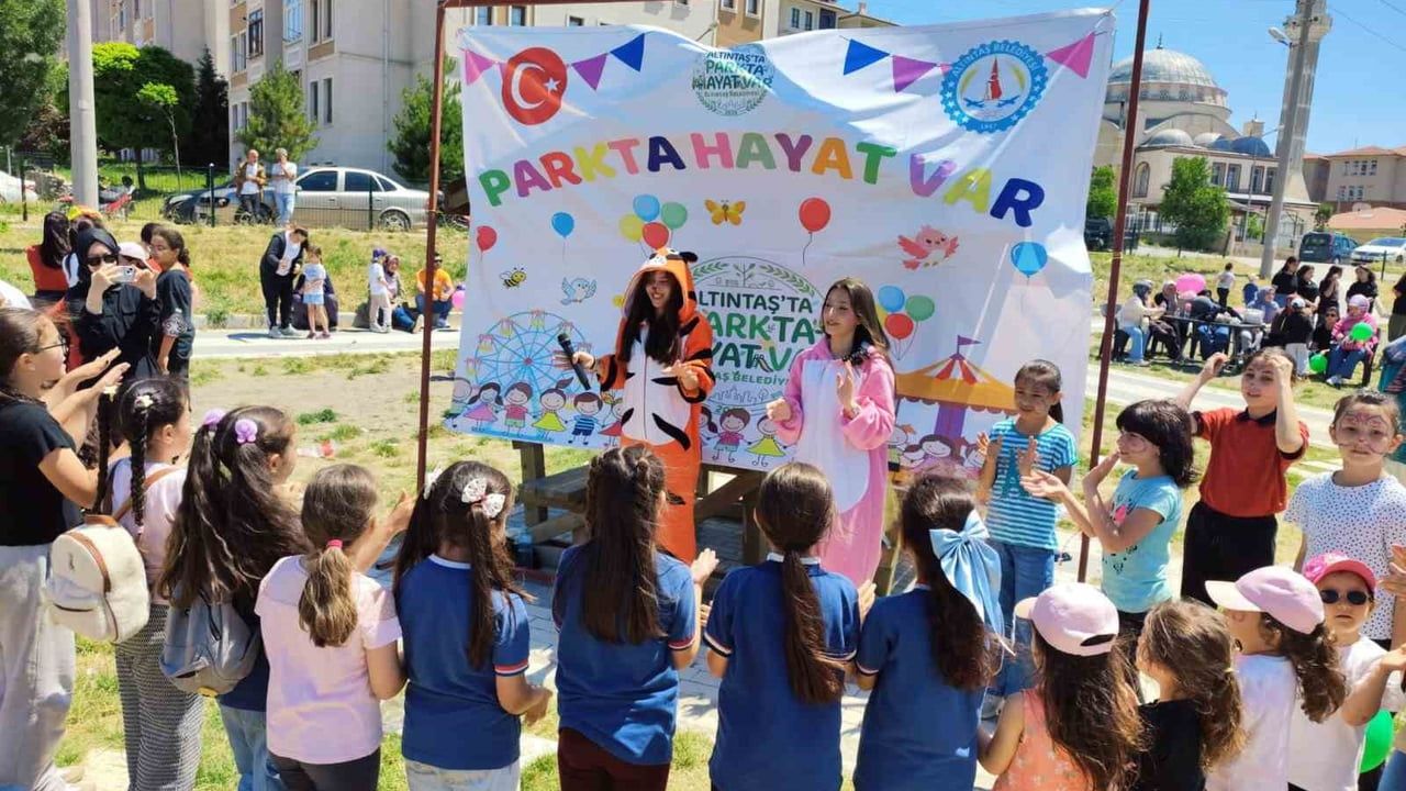 Altıntaş’ta çocuk şenliği miniklere neşe getirdi