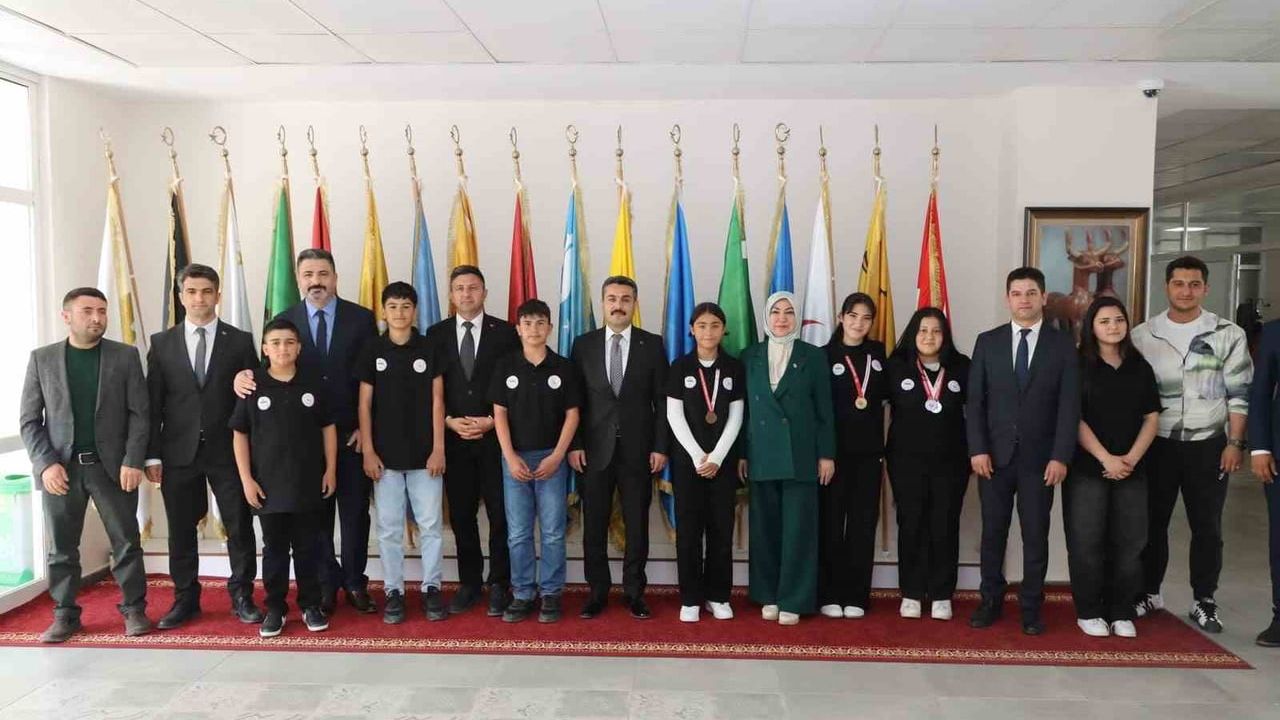 Altınyayla Köy Okulu Öğrencileri Yıldız Kızlar Bilardo Türkiye Finalleri'nde Sivas'a Şampiyonluk Getirdi