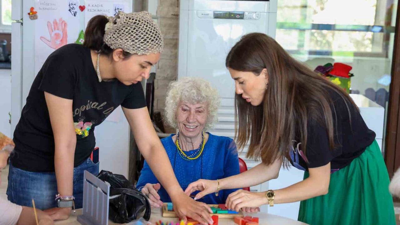 Alzheimer hastaları Mavi Ev'de buluşuyor