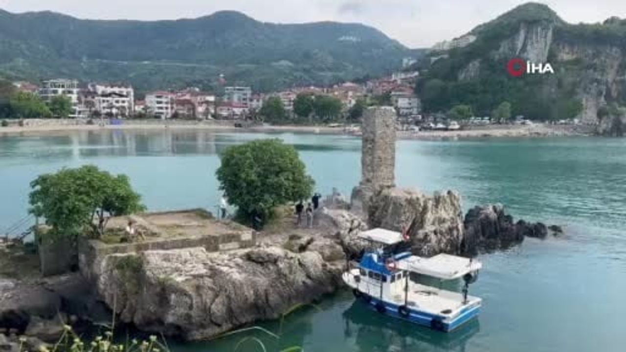 Amasra'da Direkli Kaya ve Amasra Kalesi Duvarlarına Sprey Boya Yazıları