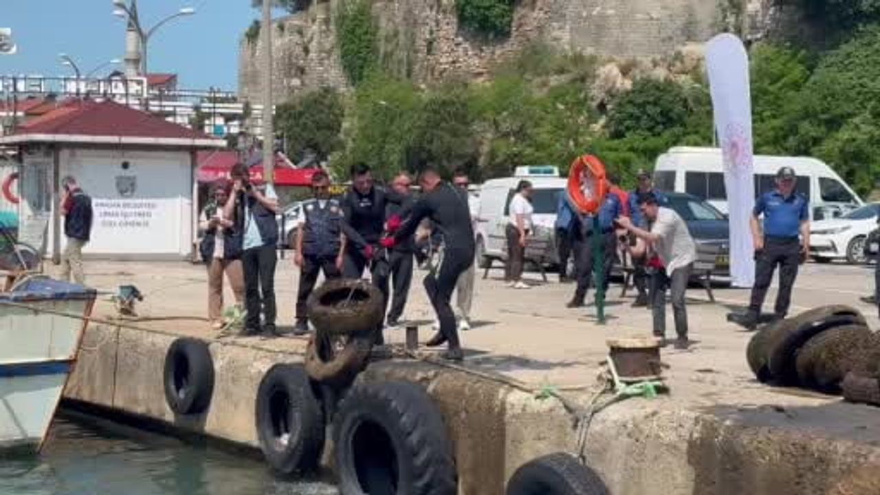 Amasra'da 'Sıfır Atık Mavi' etkinliği: Dalgıçlar deniz dibindeki atıkları temizledi