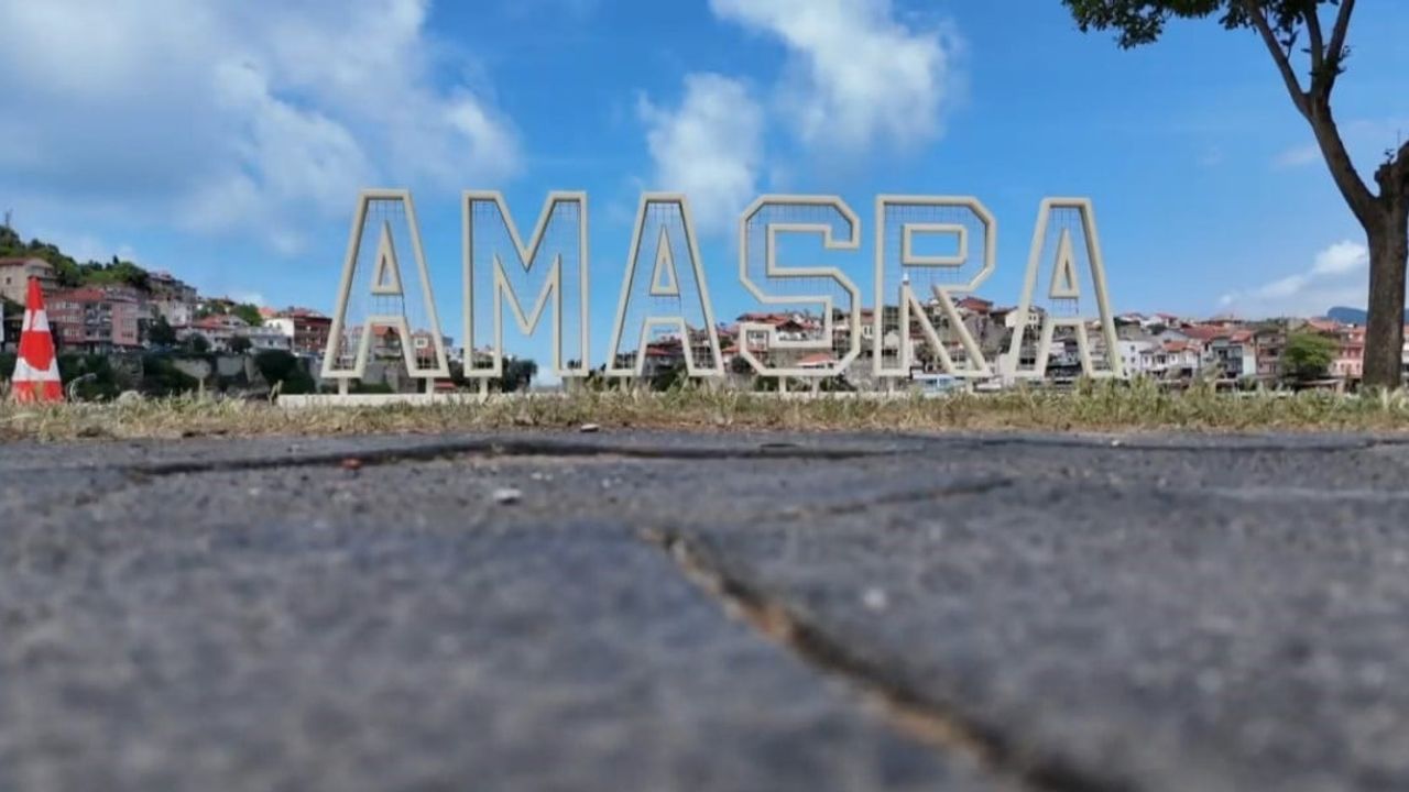 Amasra'ya ışıklı tabela ilgi odağı oldu