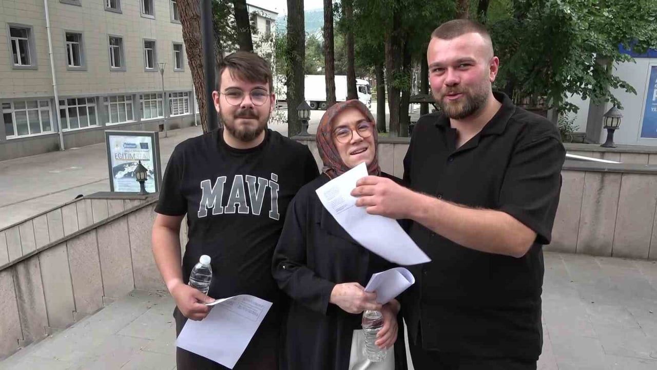 Amasya'da anne iki oğluyla birlikte YKS'ye girdi