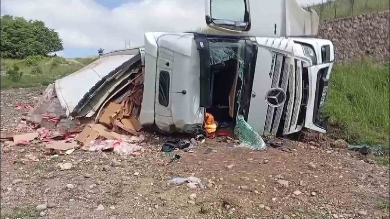 Amasya’da tavuk yüklü tır şarampole devrildi, iki kişi yaralandı