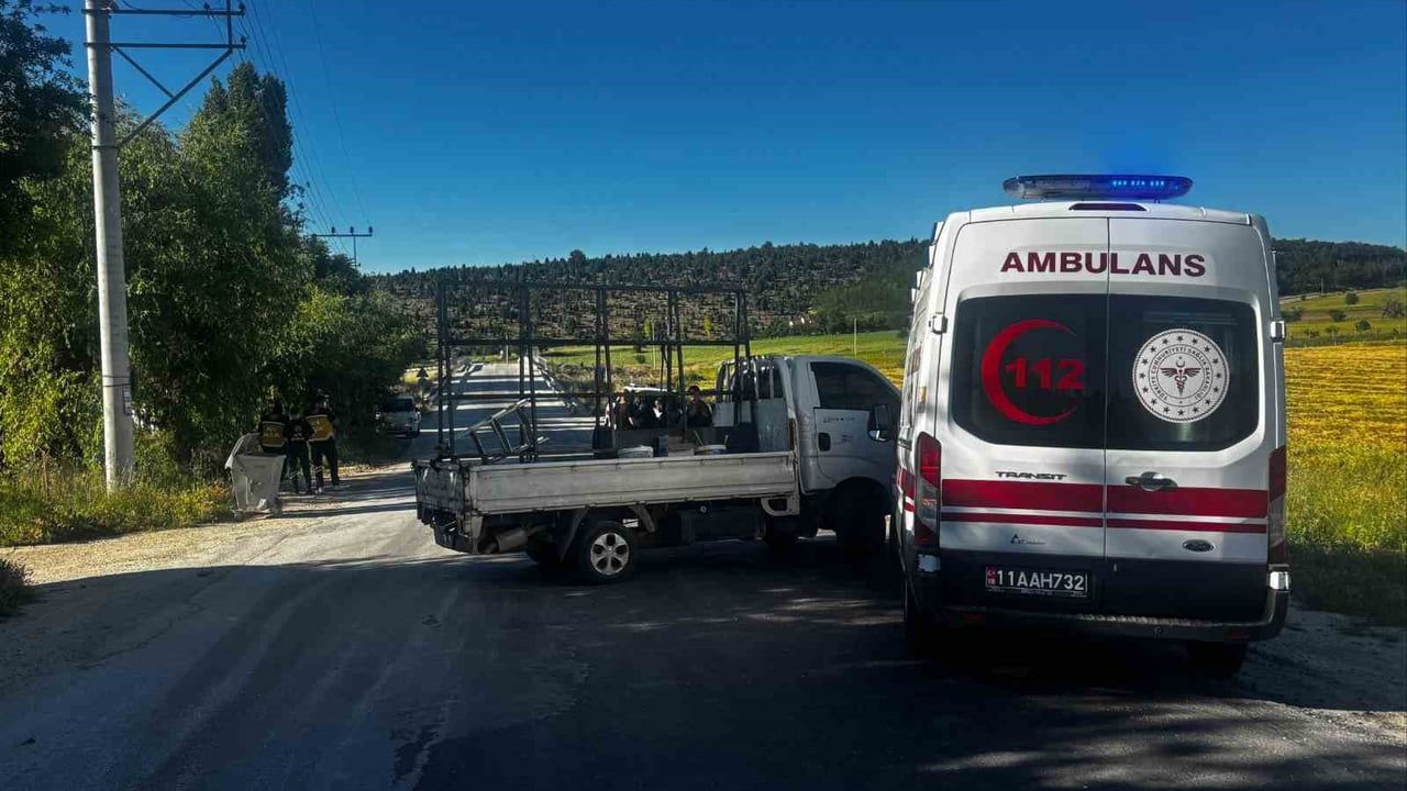 Ambulans ile kamyonetin çarpıştığı kaza Bozüyük'te meydana geldi