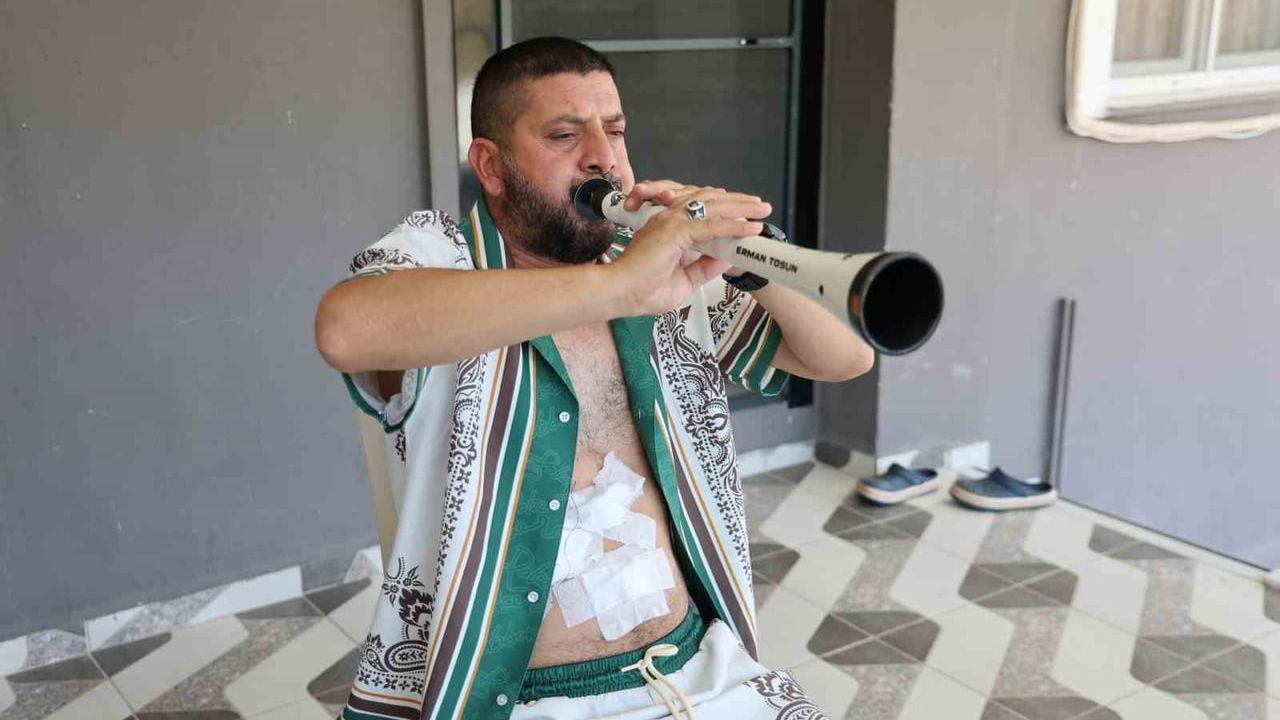 Ameliyattan sonra solunum egzersizini zurna ile yaptı ve doktoruna mini konser verdi