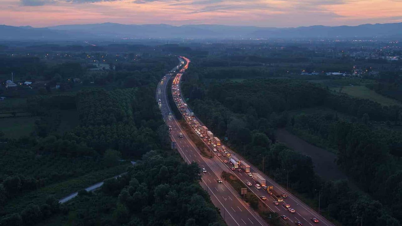 Anadolu Otoyolu Düzce Geçişinde Bayram Dönüşü Trafiği: İstanbul Yönünde Kilometrelerce Kuyruk