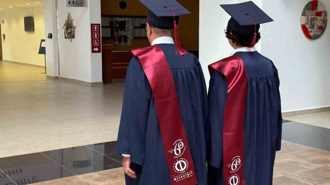 Anadolu Üniversitesi 60+ Tazelenme’den 48 mezun: 37 yıllık emniyet müdürü diplomayla mezun oldu