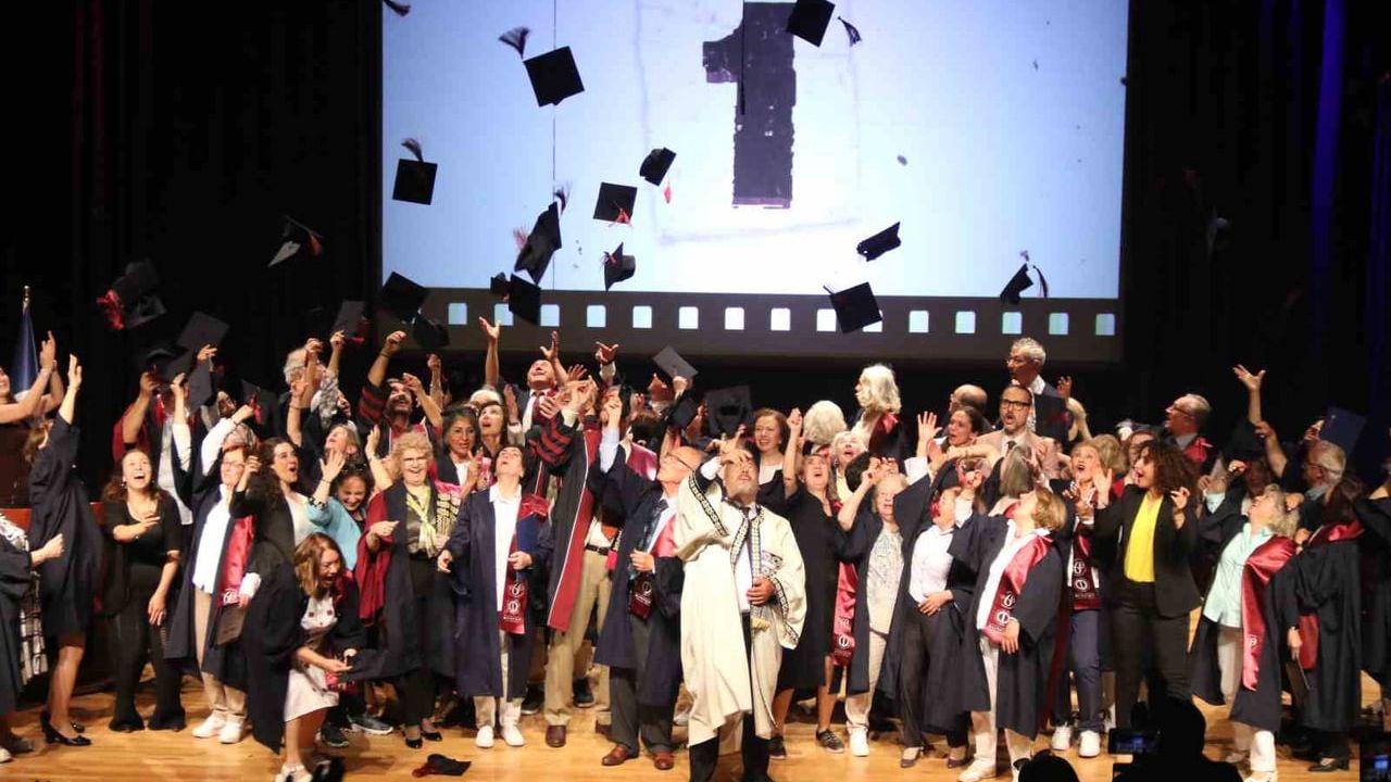 Anadolu Üniversitesi 60+ Tazelenme Üniversitesi’nin üçüncü mezuniyeti: 48 öğrenci diploma aldı