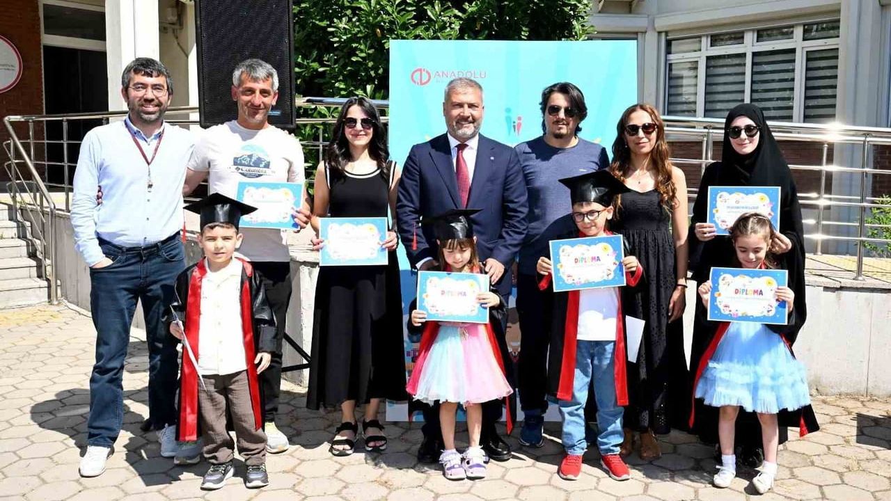 Anadolu Üniversitesi'nde gurur günü: sevgi ve sabrın mezuniyeti