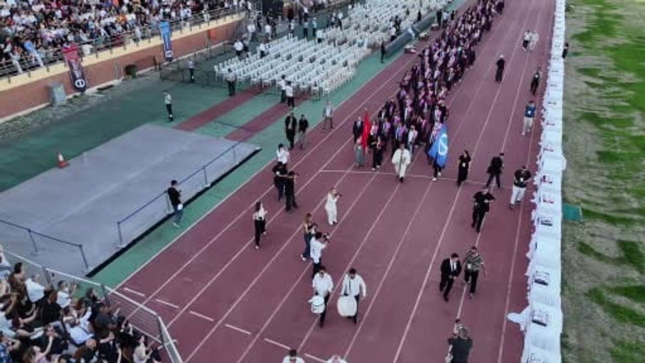 Anadolu Üniversitesi’nde mezuniyet coşkusu: 5 binden fazla öğrenci kep attı