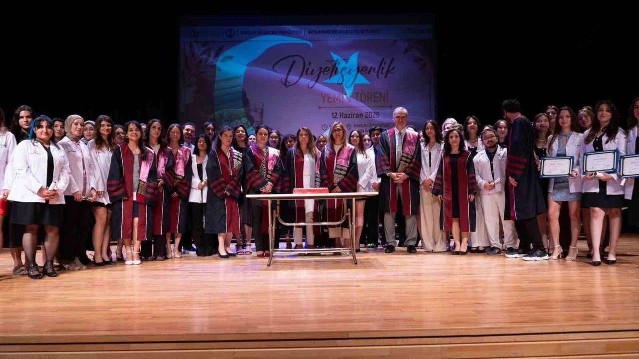 Anadolu Üniversitesi Sağlık Bilimleri Fakültesi Beslenme ve Diyetetik Bölümü ilk mezunlarını verdi