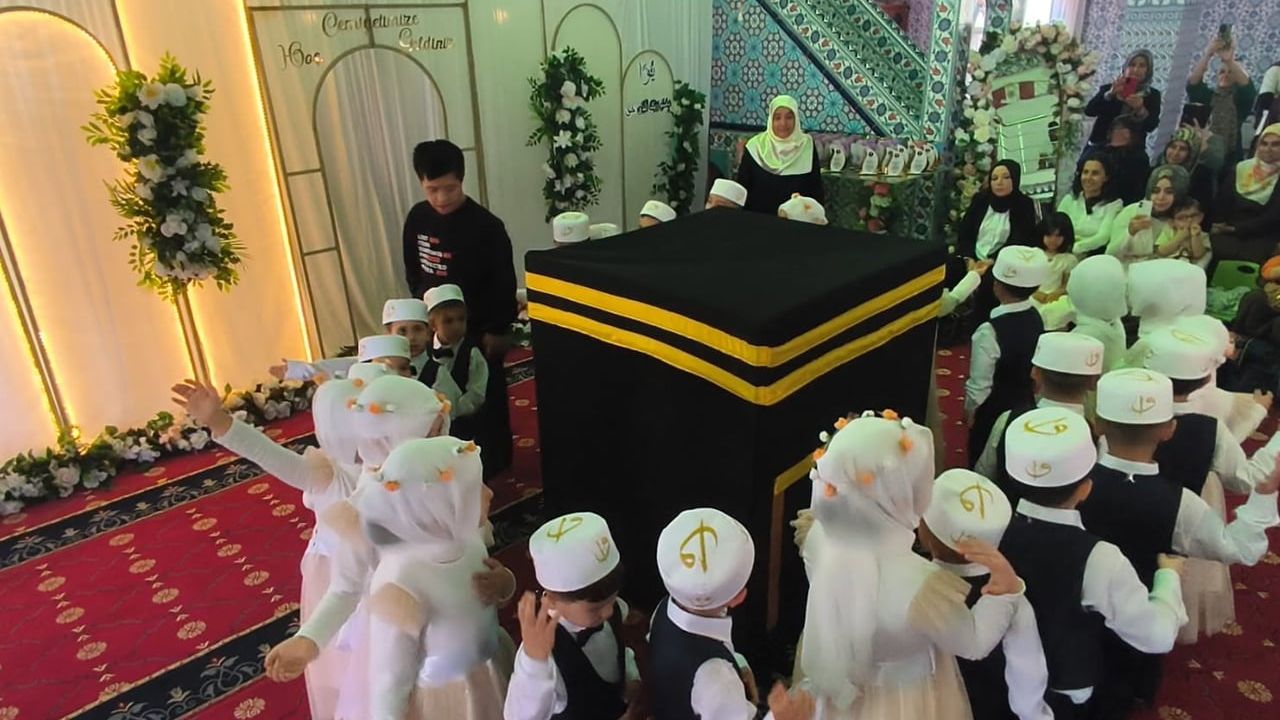 Anamur'da Kur'an Kursu Etkinliğinde Kabe Hasretiyle Dua Eden Genç Duygulandırdı