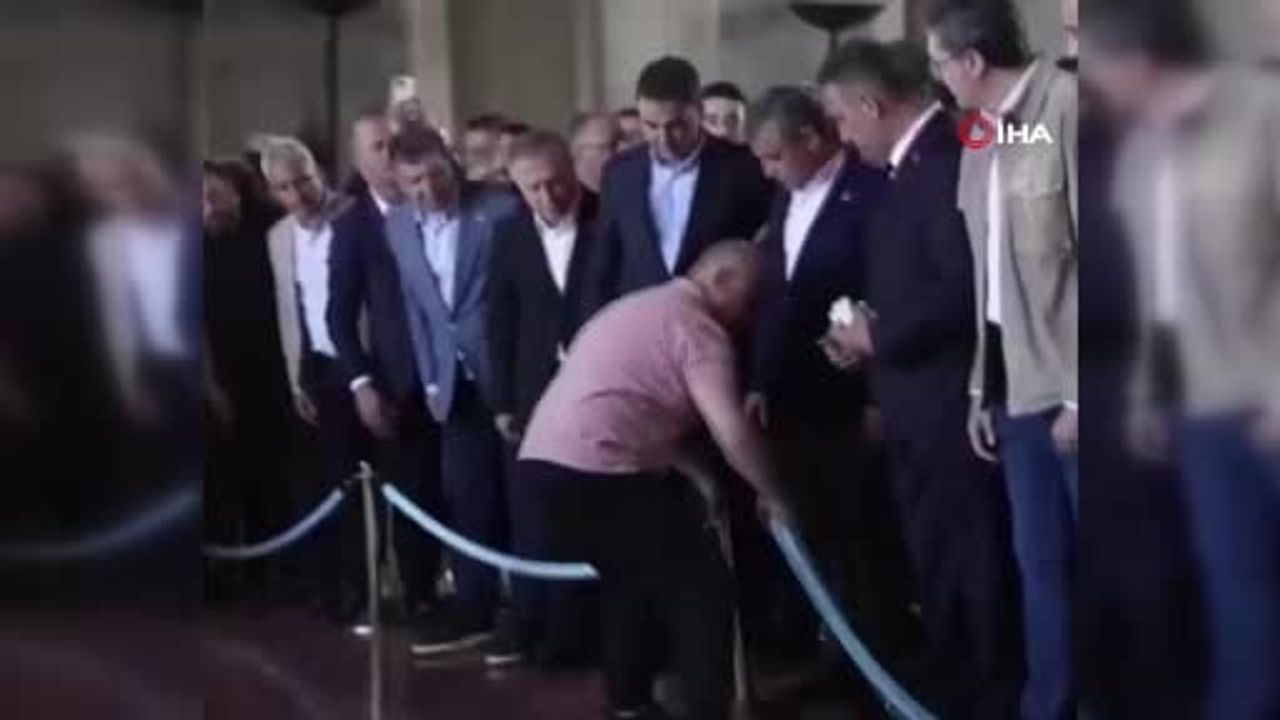 Anıtkabir'de çelenk tartışması: Özgür Özel ile görevli asker arasında gerginlik