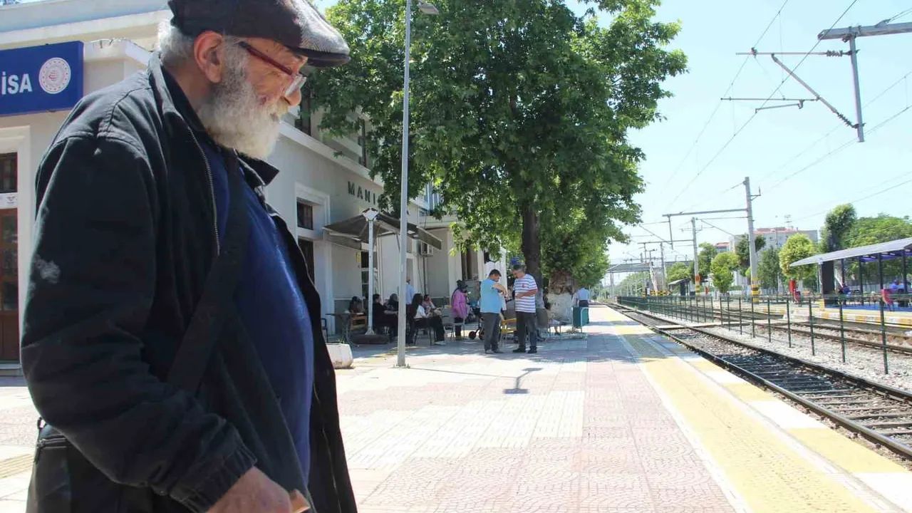 Ankara'da evsiz kalan 62 yaşındaki kimyager, yüzde 82 engelli raporuyla trenlerde yaşıyor