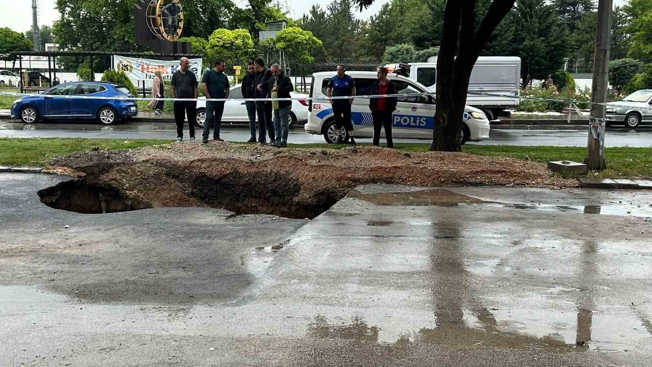 Ankara’da Yenimahalle Demetevler semtinde ana caddede yol çökmesi