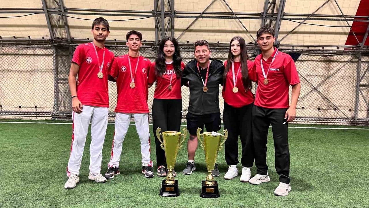 Ankara’nın gururu Hacı Bayram Veli Spor Ortaokulu namağlup çifte kupa kazandı