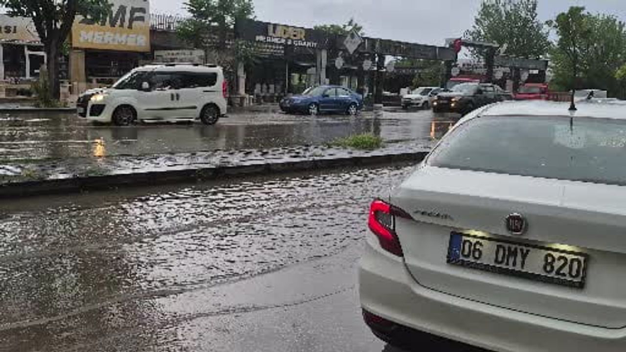 Ankara'nın Yenimahalle ilçesinde sağanak yağış sokakları suyla doldurdu