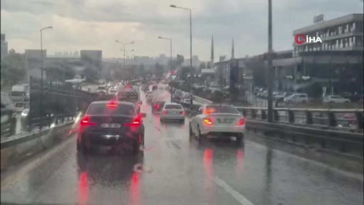 Ankara Yenimahalle'de sağanak yağış etkili oldu
