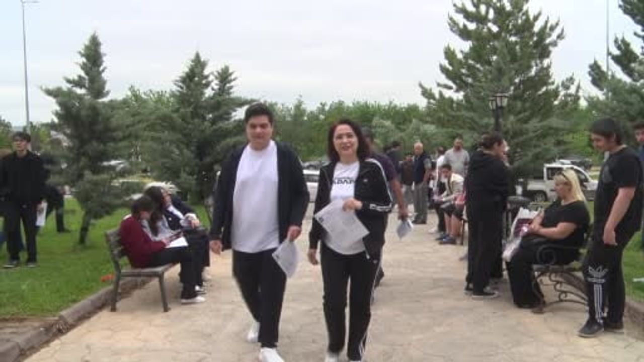 Anne oğul yan yana sınıflarda sınava girdi