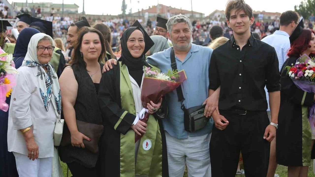 Anne ve kız aynı kampüste üniversite okudu, anne mezun oldu