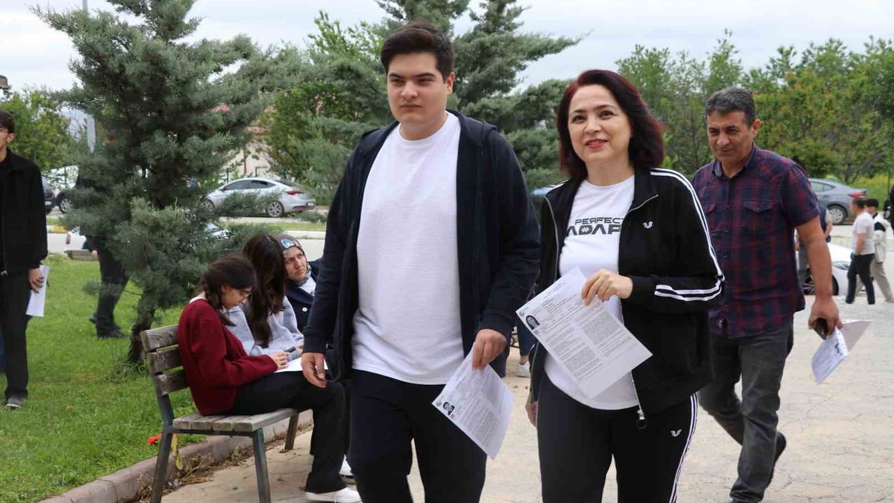 Anne ve oğlu bitişik sınıflarda YKS'ye girdi