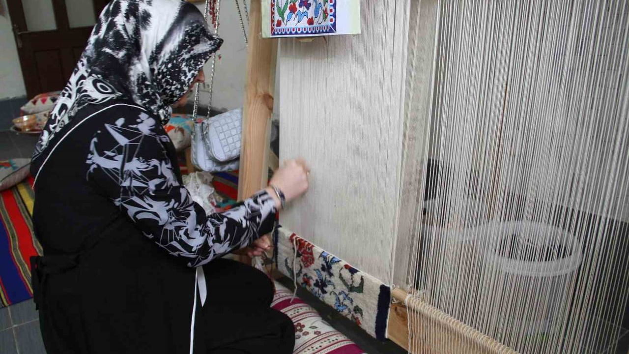 Annesinden öğrendiği kilim ve halı dokumacılığını kursla yaşatıyor