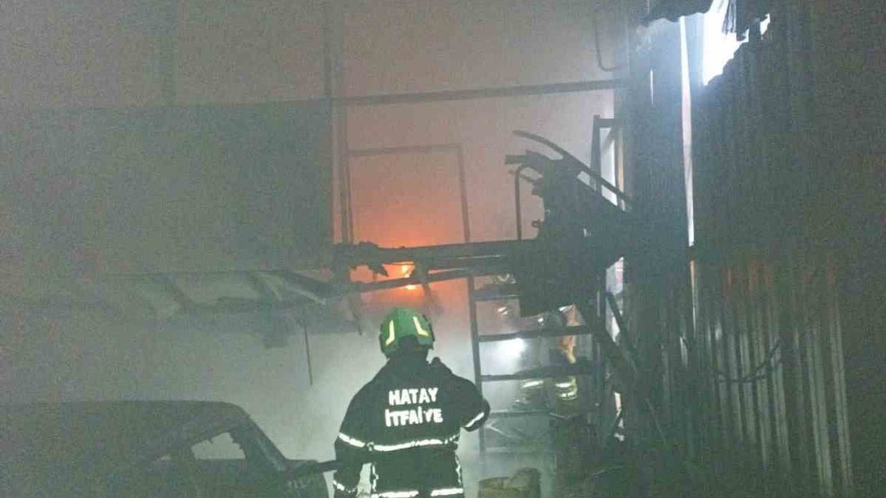 Antakya Akasya Mahallesi'nde iş yeri yangını — HBB İtfaiyesi müdahalesiyle kontrol altına alındı