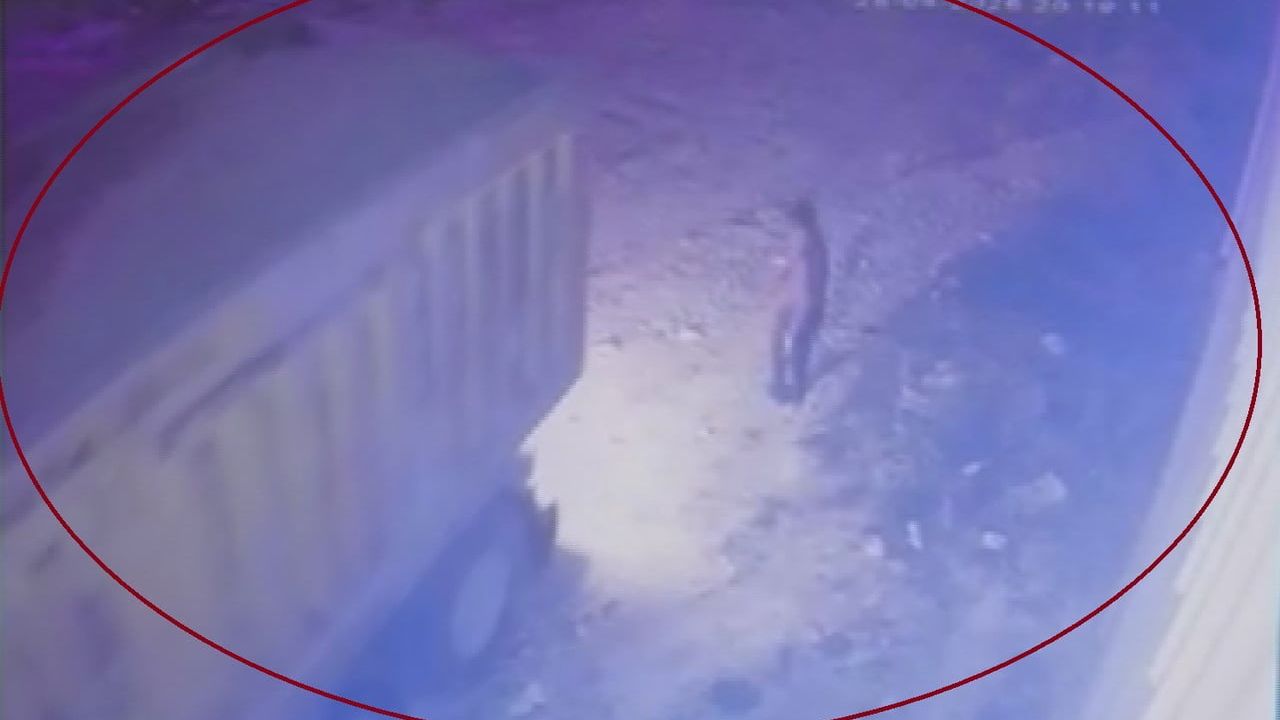 Antakya'da esnafın arazisine gece moloz döken kamyonlar kameraya yansıdı