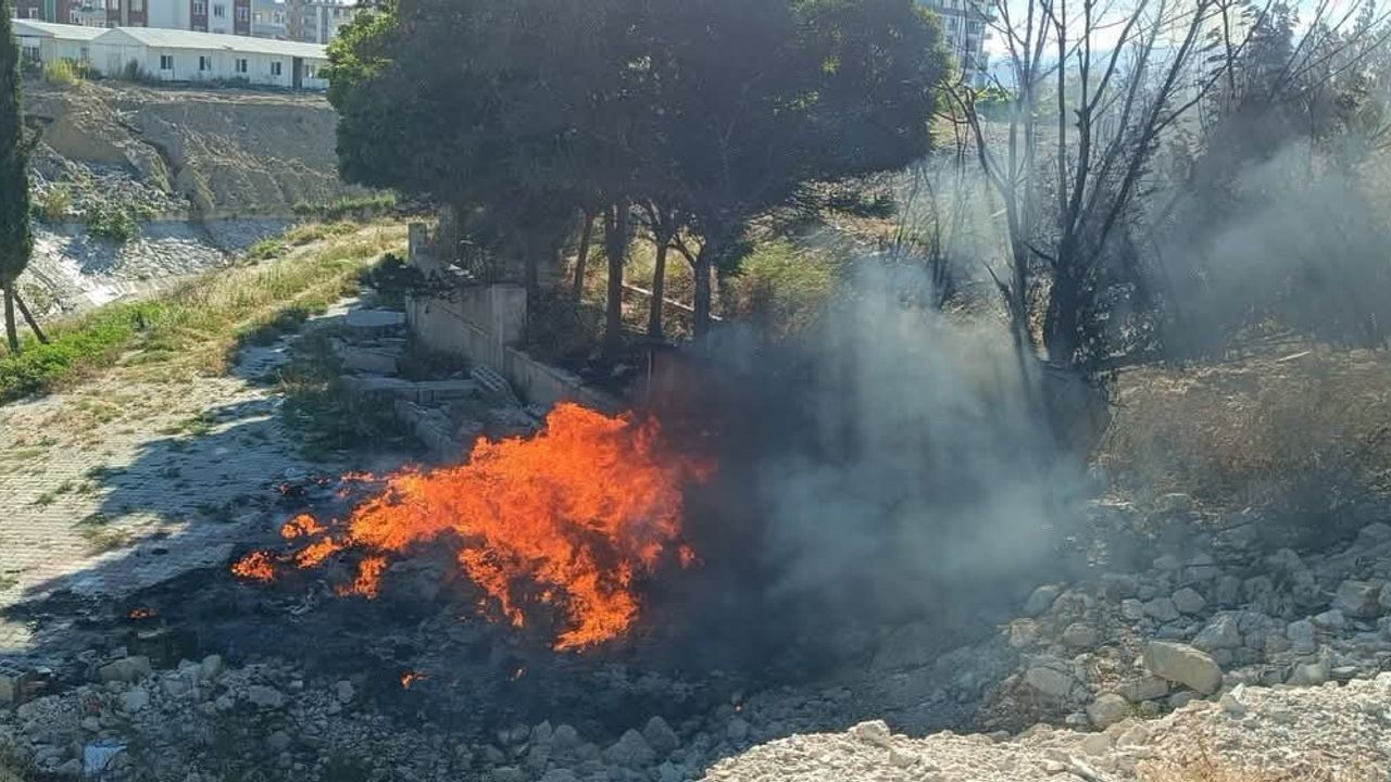 Antakya'da hurdalık ve çöplük yangını