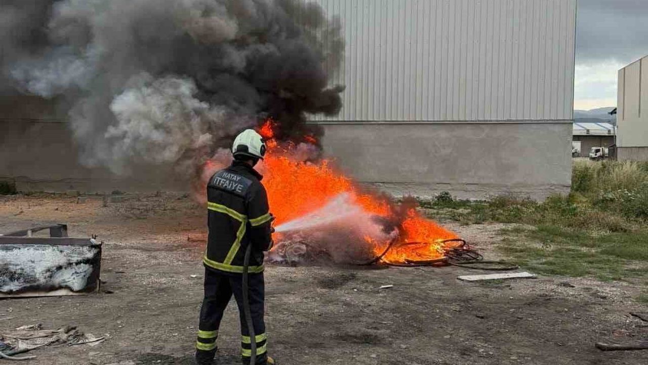 Antakya'da hurdalıkta çıkan yangın söndürüldü