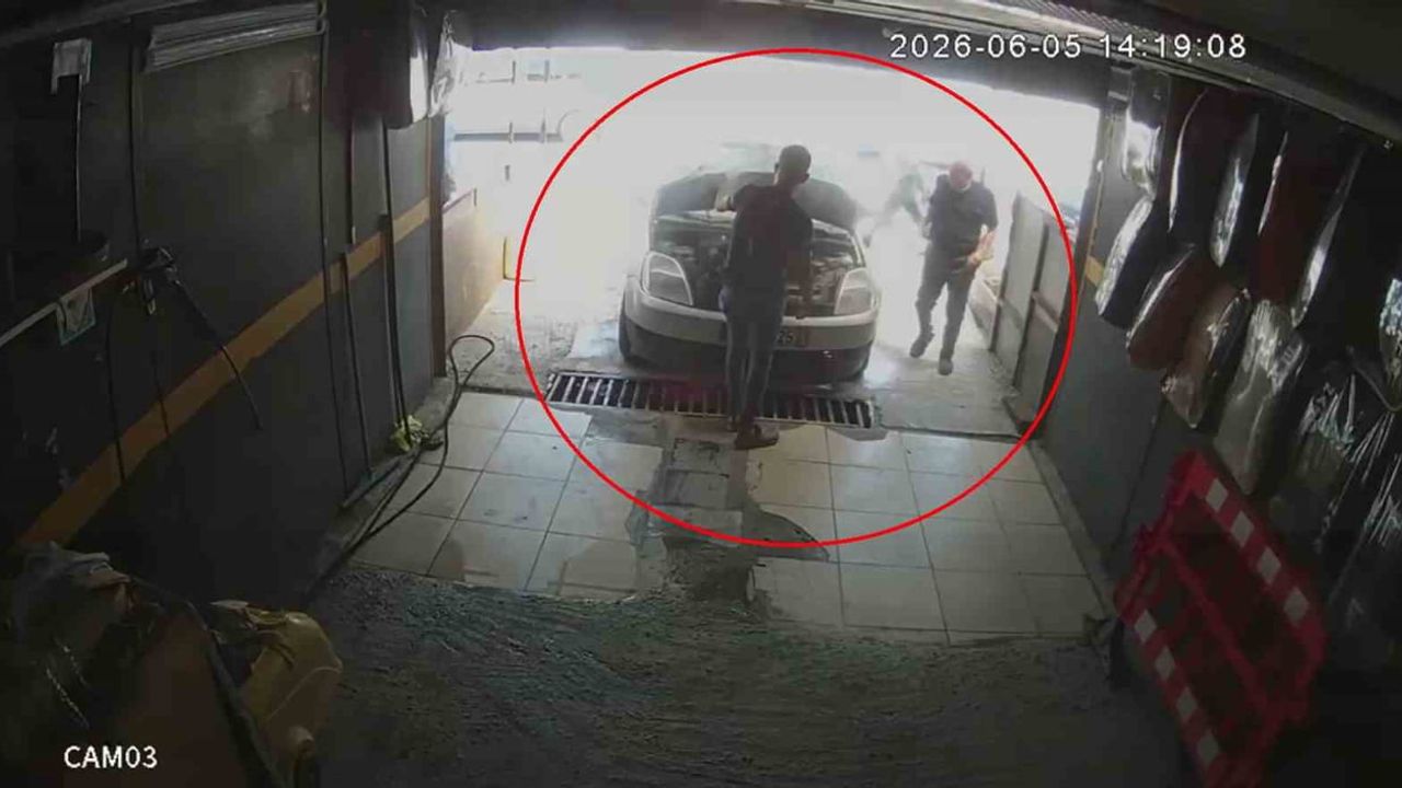 Antakya'da oto yıkamada kaputtan çıkan dumanı fark eden çalışan aracı kurtardı