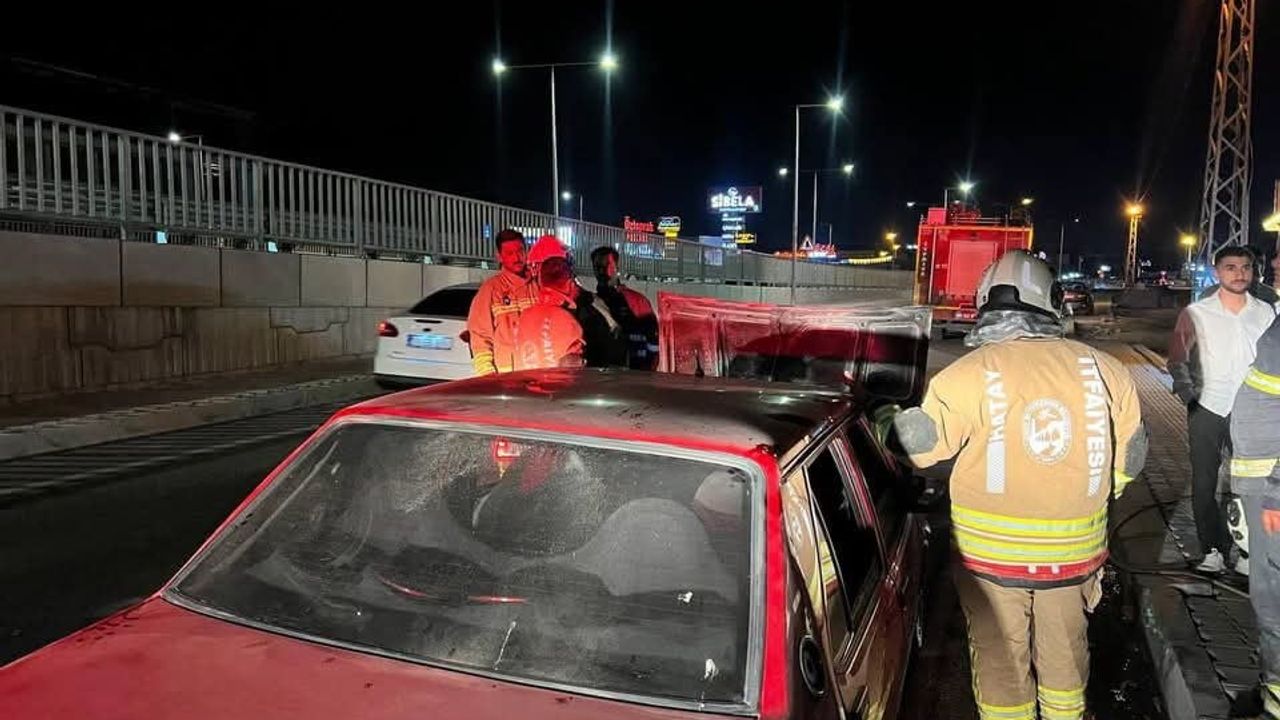 Antakya'da seyir halindeki otomobilin motor kısmında yangın