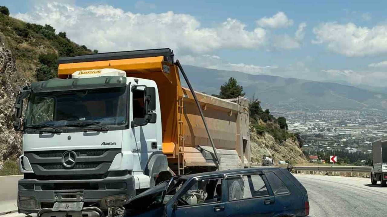 Antakya'da trafik kazasında iki kişi yaralandı