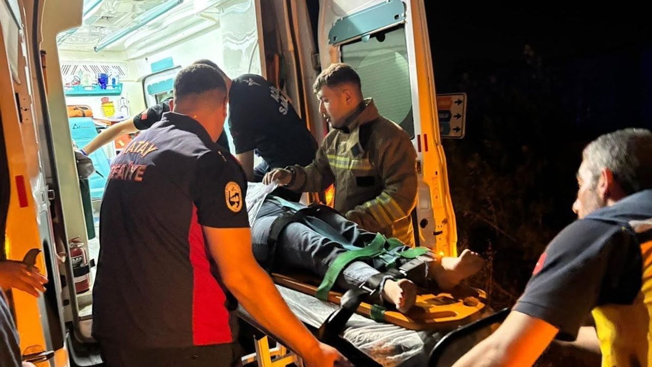 Antakya Dikmece Mahallesi'nde motosiklet dereye uçtu; sürücü itfaiye ekiplerince kurtarıldı