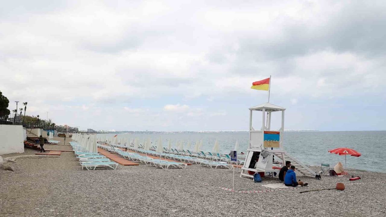 Antalya Büyükşehir Belediyesi Konyaaltı'nda Liman Beach (ANET Plajı) sezona hazır