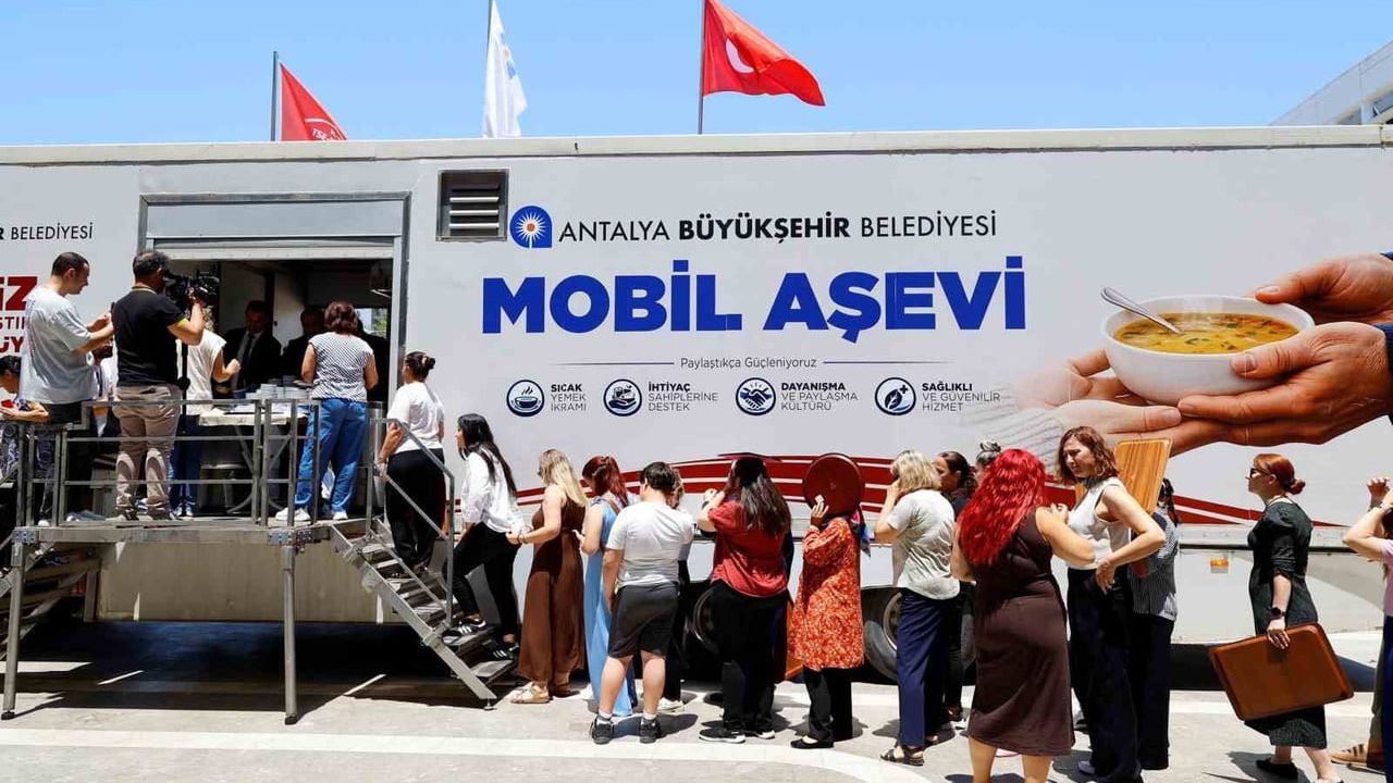 Antalya Büyükşehir Belediyesi'nden aşure ikramı