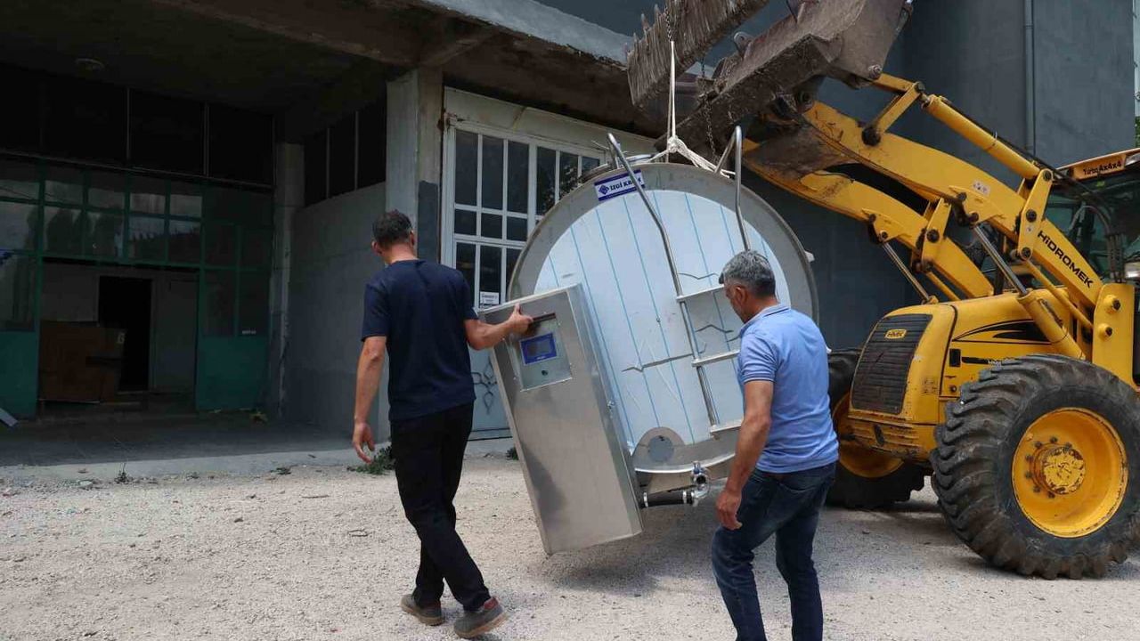 Antalya Büyükşehir'den kırsal kooperatiflere süt soğutma tankı desteği
