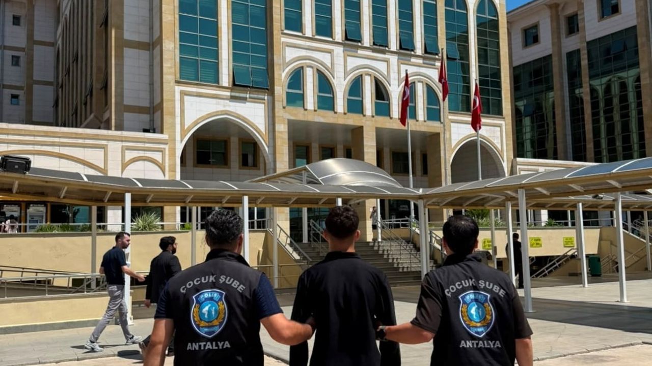 Antalya'da '12’den sonra Antalya’da devlet biziz' paylaşımı sonrası 17 yaşındaki E.K. gece operasyonuyla yakalandı