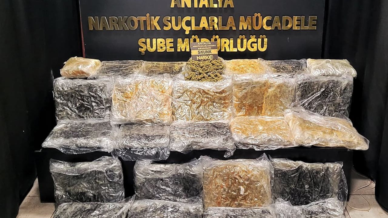 Antalya'da 34 kilo 200 gram skunk ele geçirildi; iki şüpheli tutuklandı