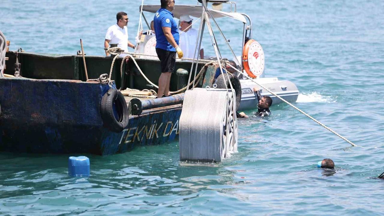 Antalya'da 3D yazıcıyla üretilen yapay resifler denizle buluştu