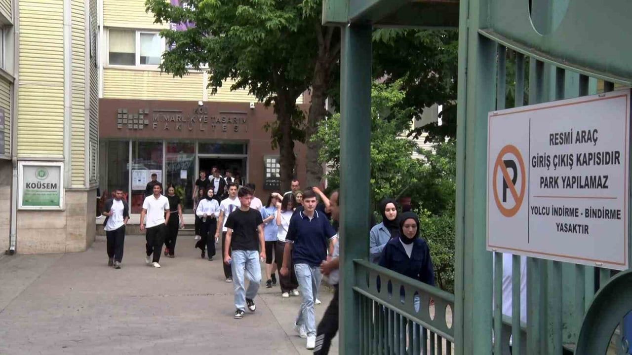 Antalya'da annenin kızını görüntülü aramayla okul önünden bekleyişi