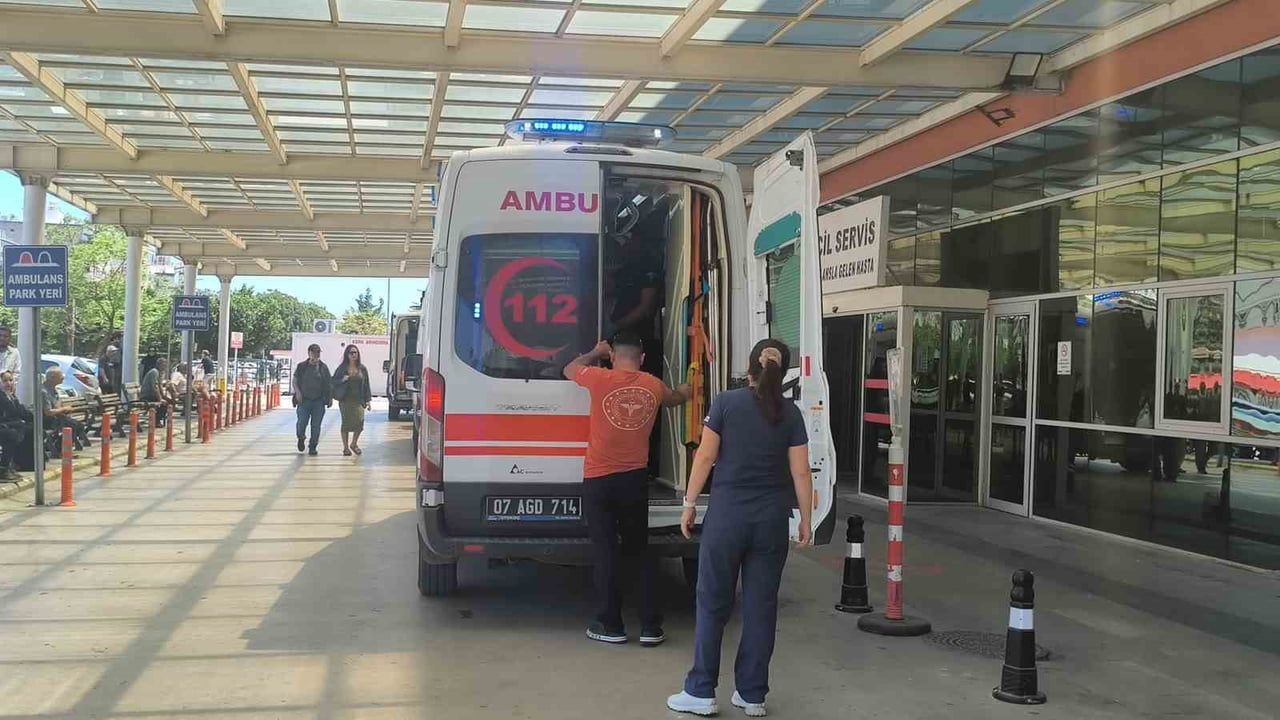 Antalya'da araç içinde mahsur kalan 15 yaşındaki çocuk yoğun bakıma alındı