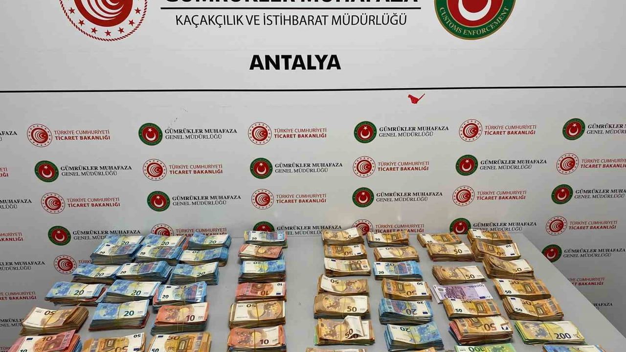 Antalya'da bebek bezleri içine gizlenmiş 381 bin 750 avro ele geçirildi