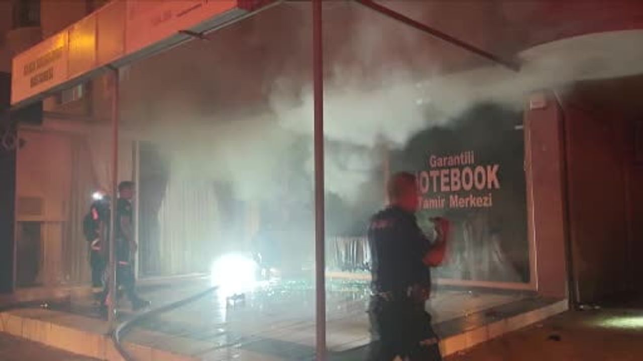 Antalya'da bilgisayar tamircisinde yangın, iş yeri sahibi gözyaşlarına boğuldu