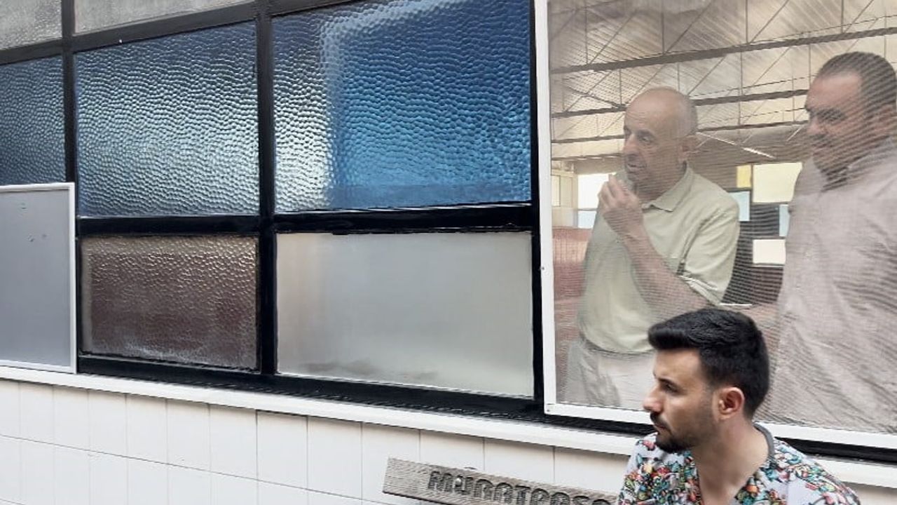 Antalya'da cami abdest bölümünde 1,5 metrelik yılan: Cemaat önce oyuncak sandı