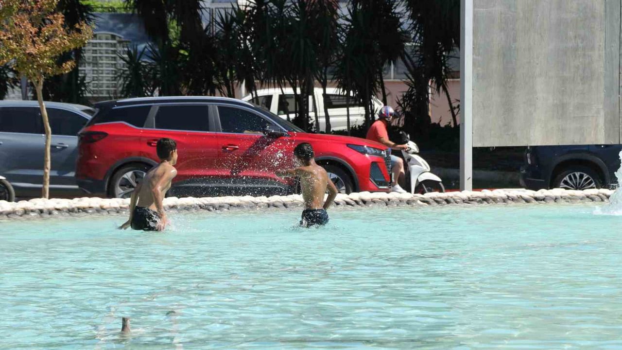 Antalya’da çocuklar süs havuzuna girerek serinledi