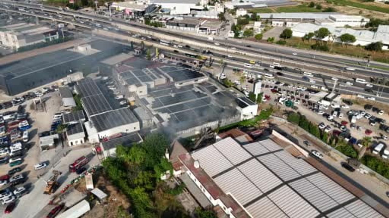 Antalya'da depo bahçesindeki yangın yedek parça deposuna sıçradı