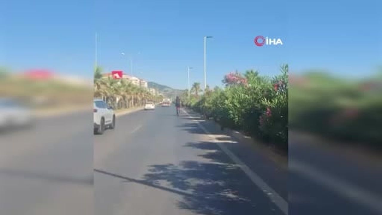 Antalya'da elektrikli motosiklet sürücüsünün ayakta ilerlediği anlar kamerada